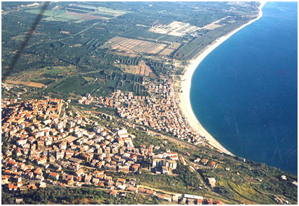 Veduta di Nicotera dall'alto e la costa di Nicotera Marina