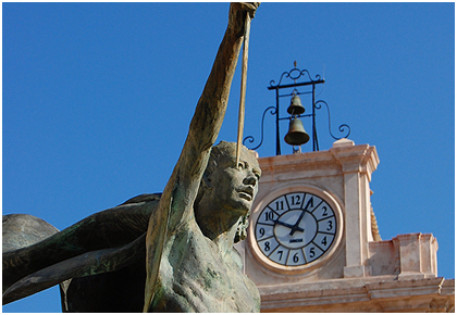 Monumento ai Caduti e sullo sfondo il Campanile di Nicotera